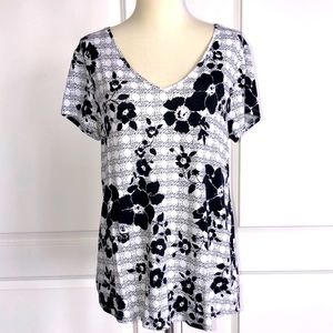 🖤🤍White House Black Market Top